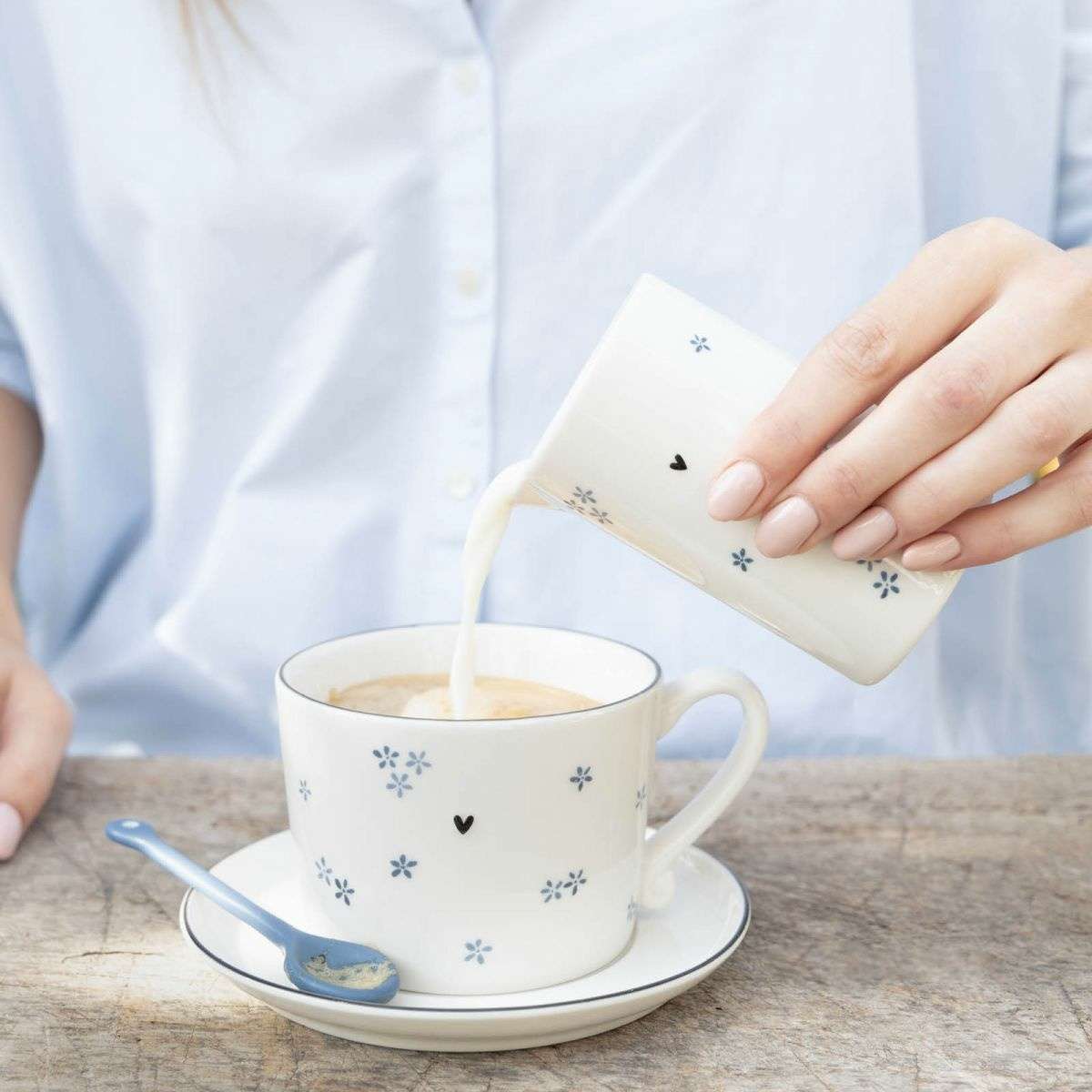 Immagine del prodotto Mug in Ceramica Bianca con Margherite Blu | Bastion Collections
