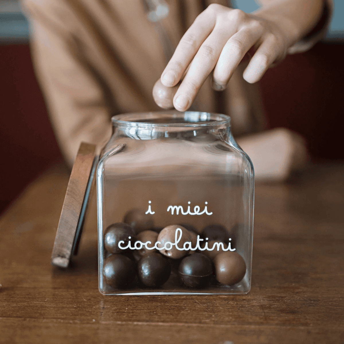 Immagine del prodotto Barattolo in Vetro con Tappo in Legno Acacia "I Miei Cioccolatini" | Simple Day