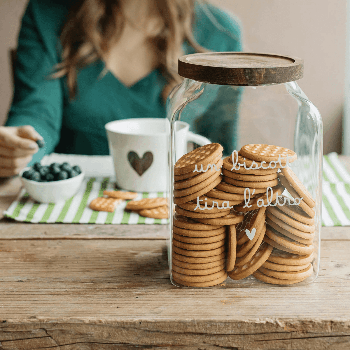 Immagine del prodotto Barattolo in Vetro con Tappo in Legno Acacia "Un Biscotto Tira L' Altro" | Simple Day