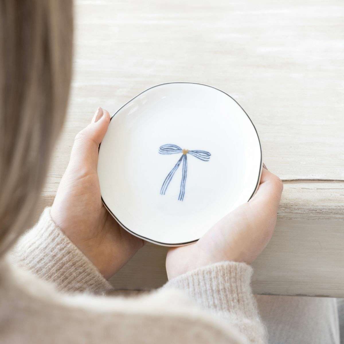 Immagine del prodotto Piattino Rotondo per Mug MEDIE Iris Fiocco Blu 13 cm | Bastion Collections