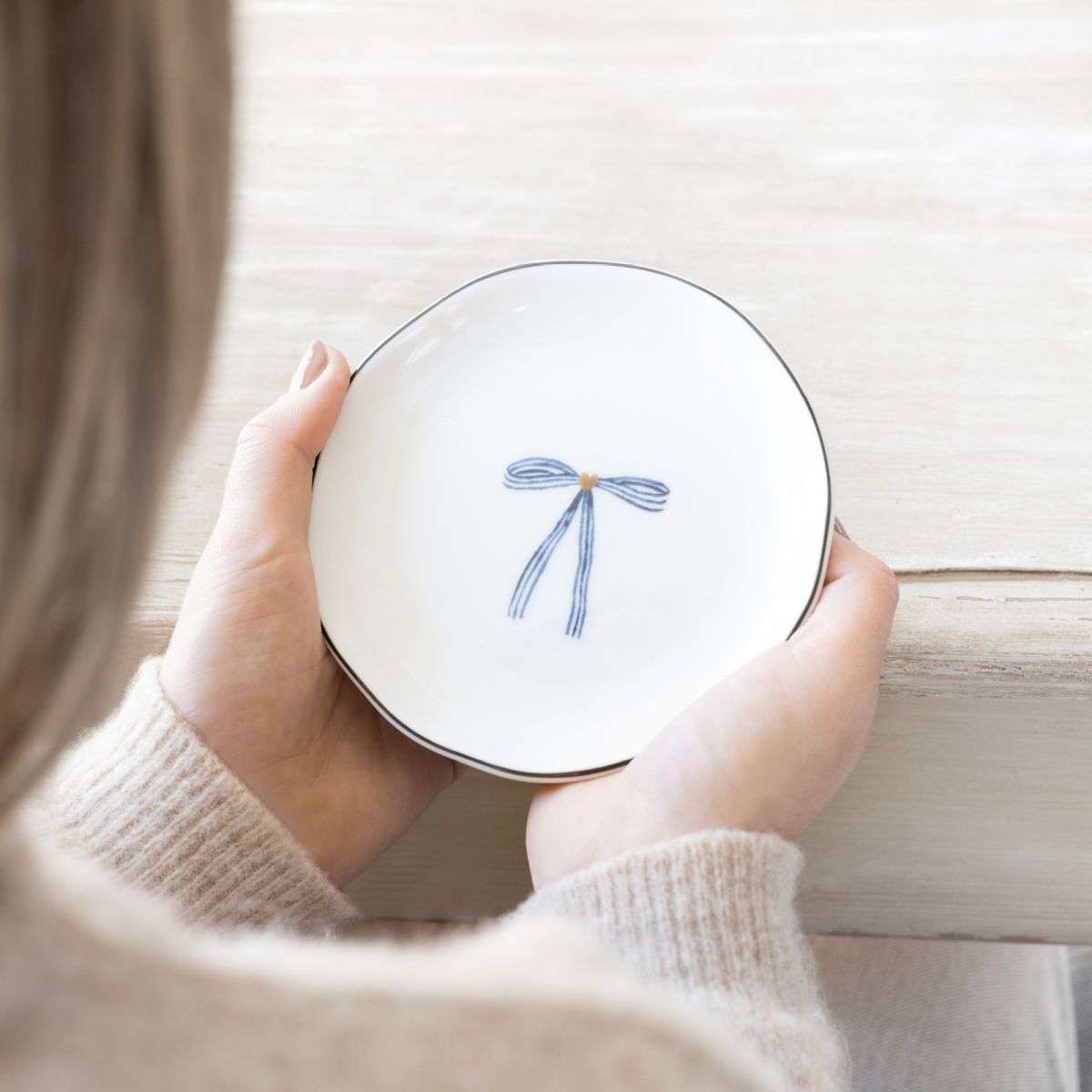 Immagine principale di Piattino Rotondo per Mug MEDIE Iris Fiocco Blu 13 cm | Bastion Collections