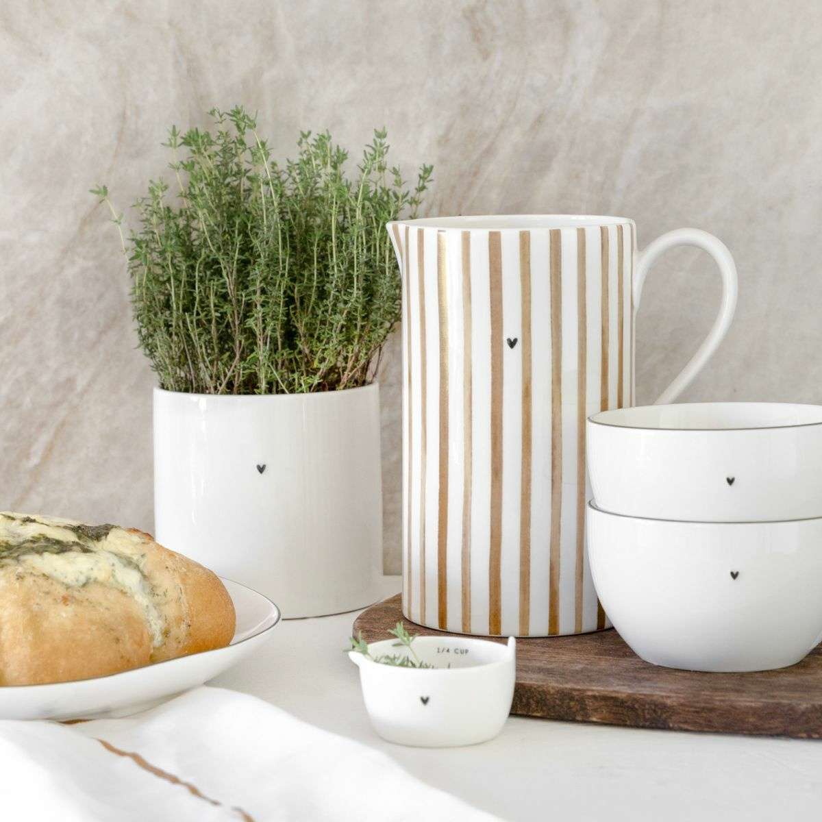 Immagine del prodotto Brocca in Ceramica a Righe con Cuoricino | Bastion Collections