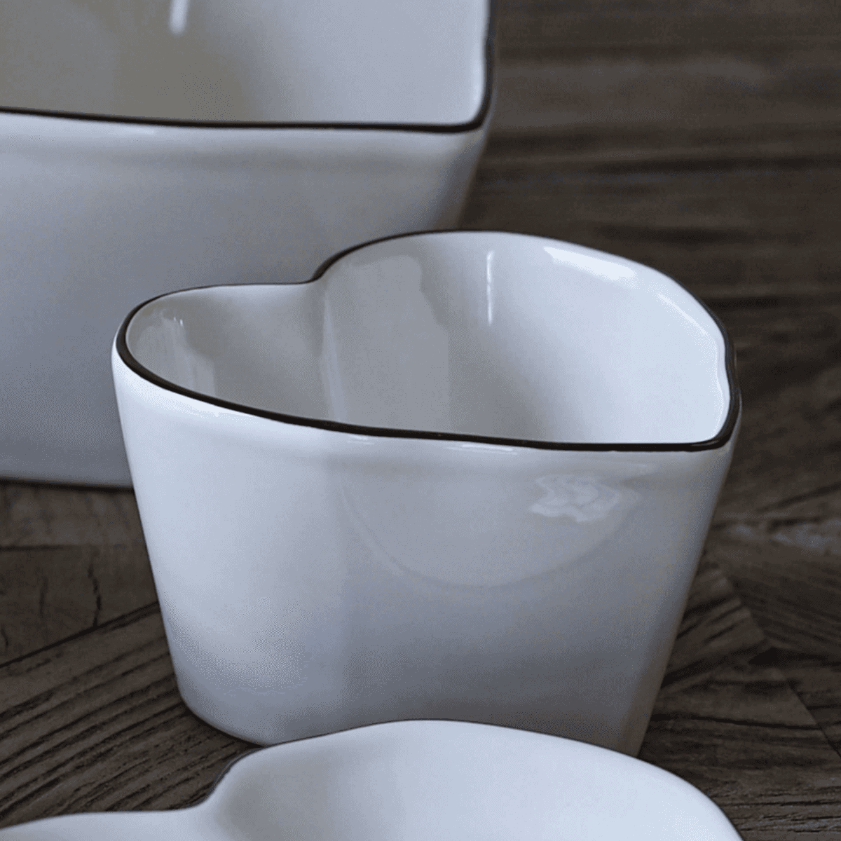 Immagine del prodotto Ciotola Piccola a forma di Cuore con Bordino Nero | Bastion Collections