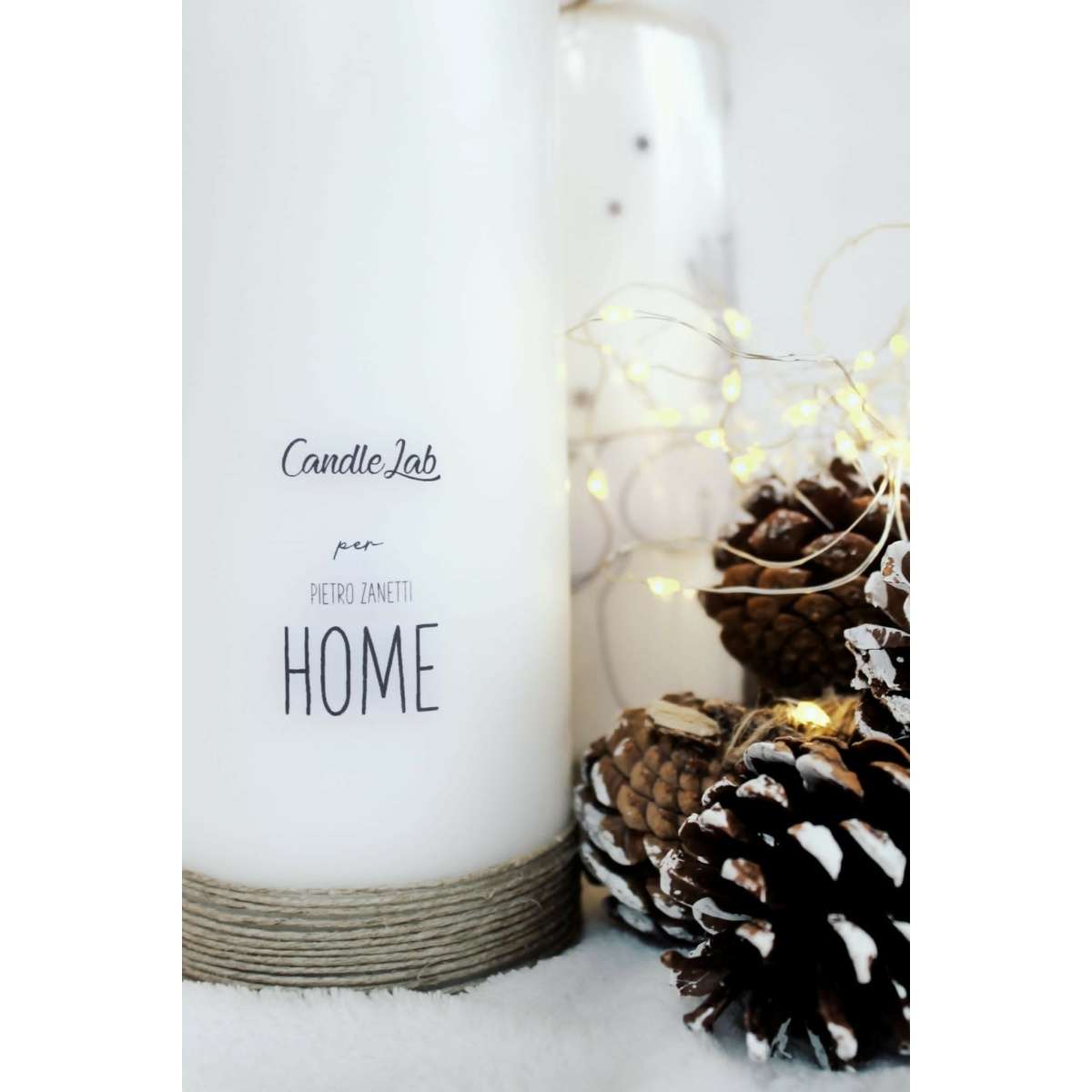 Immagine del prodotto Candela Natalizia decorata a mano con Renna nella Neve | Pietro Zanetti Home