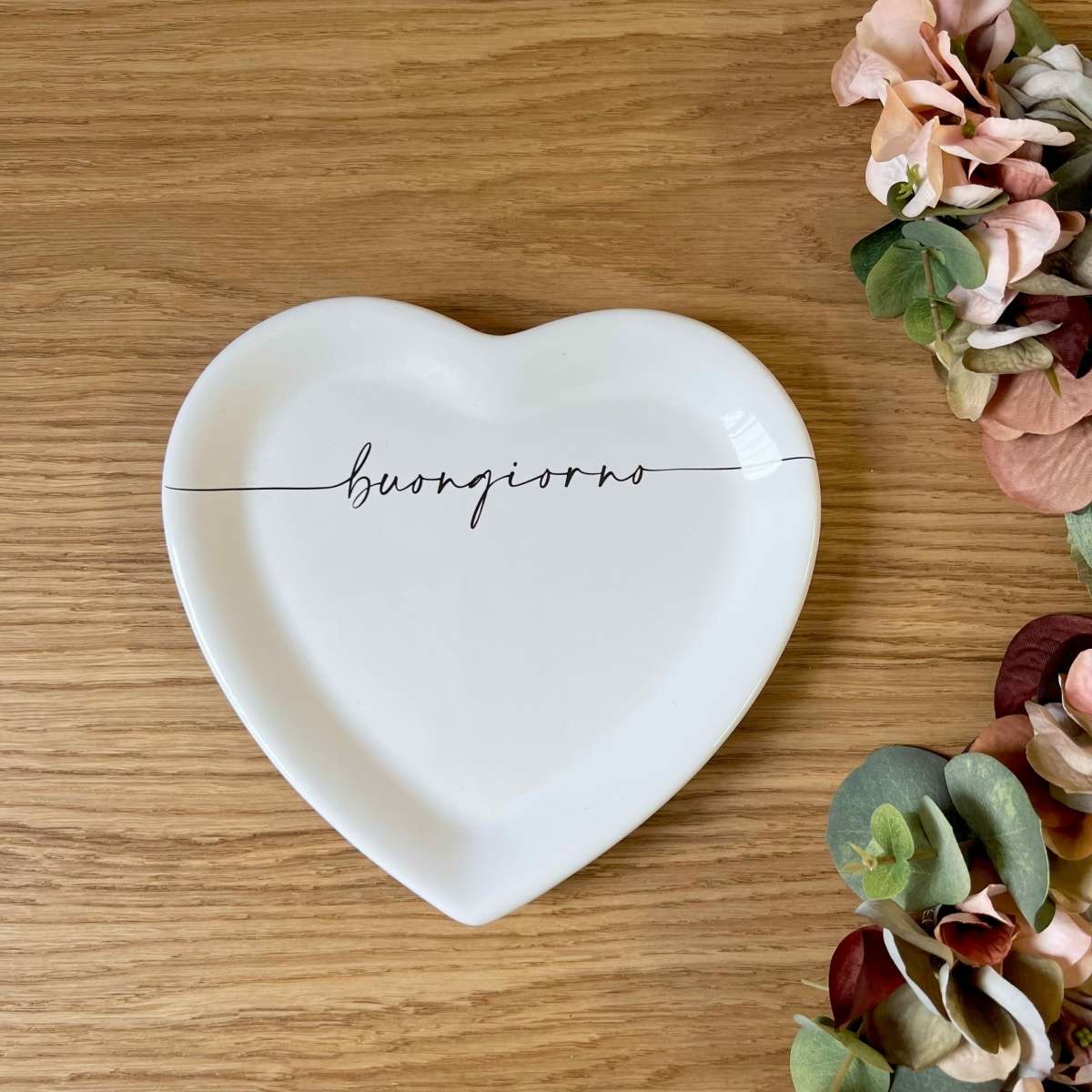 Immagine del prodotto Piatto a forma di Cuore in Ceramica con scritta Buongiorno ø19x2 cm | Fiorditerra