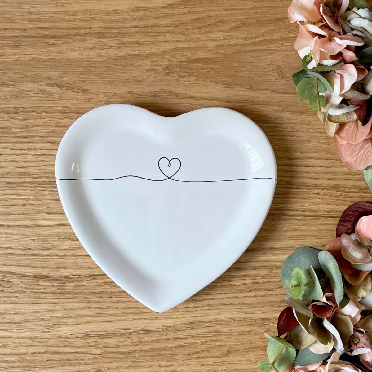 Immagine del prodotto Piatto a forma di Cuore in Ceramica con Cuore Stilizzato ø19x2 cm | Fiorditerra