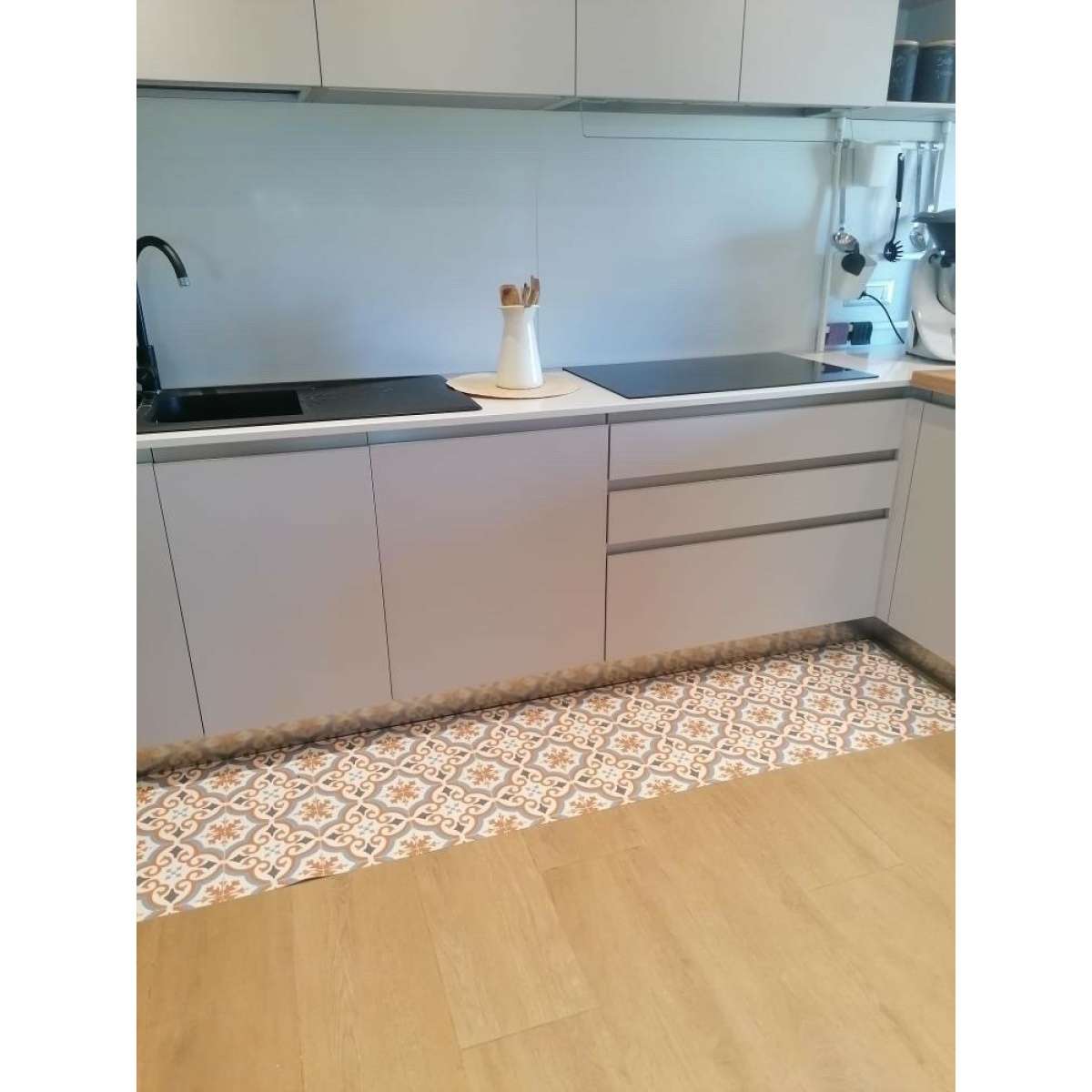 Immagine del prodotto Tappeto Cucina a metro Boho Chic Cementine Marrone e Avio in Pvc - scegli tu la misura | Pietro Zanetti Home