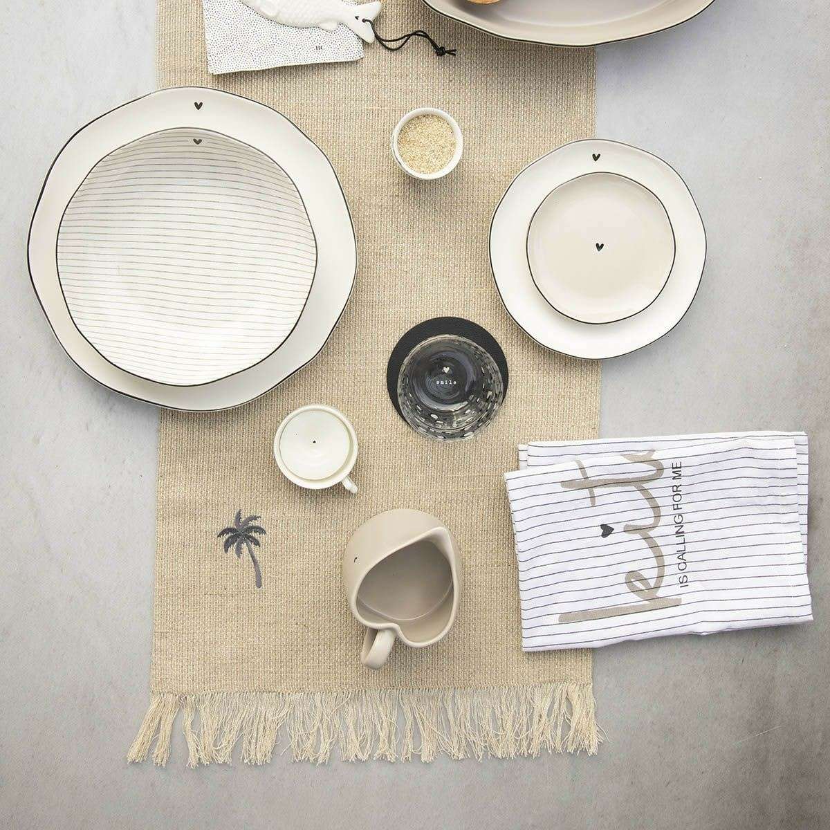 Immagine del prodotto Brocca Piccola in Ceramica opaca Beige con bocca a forma di Cuore | Bastion Collections