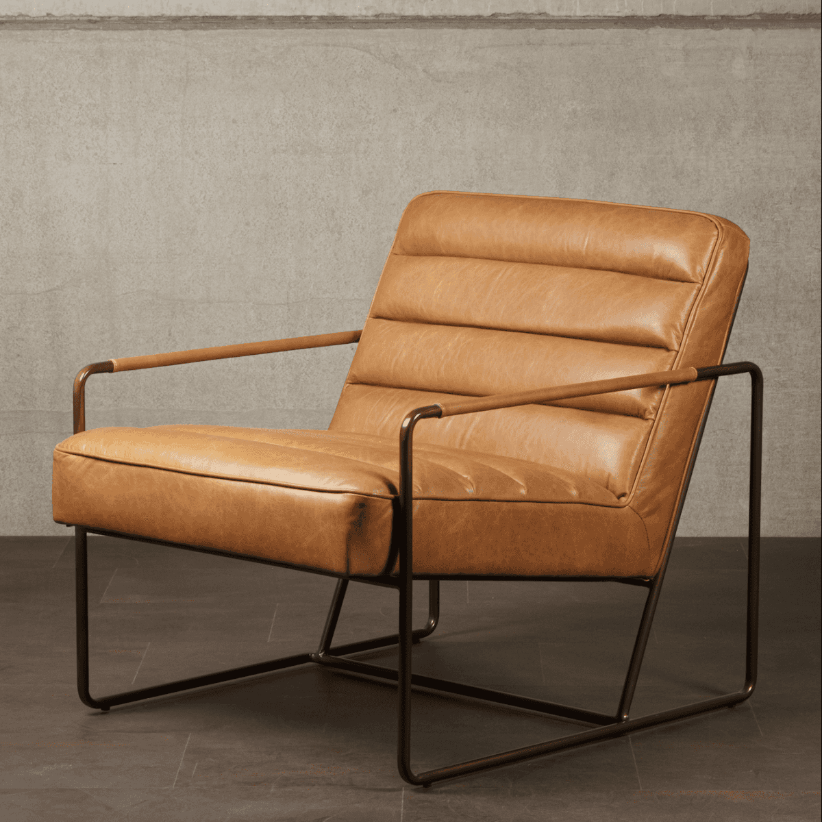Immagine del prodotto Poltrona Makine in Pelle Cognac con Braccioli Quadrati in Metallo | Chehoma