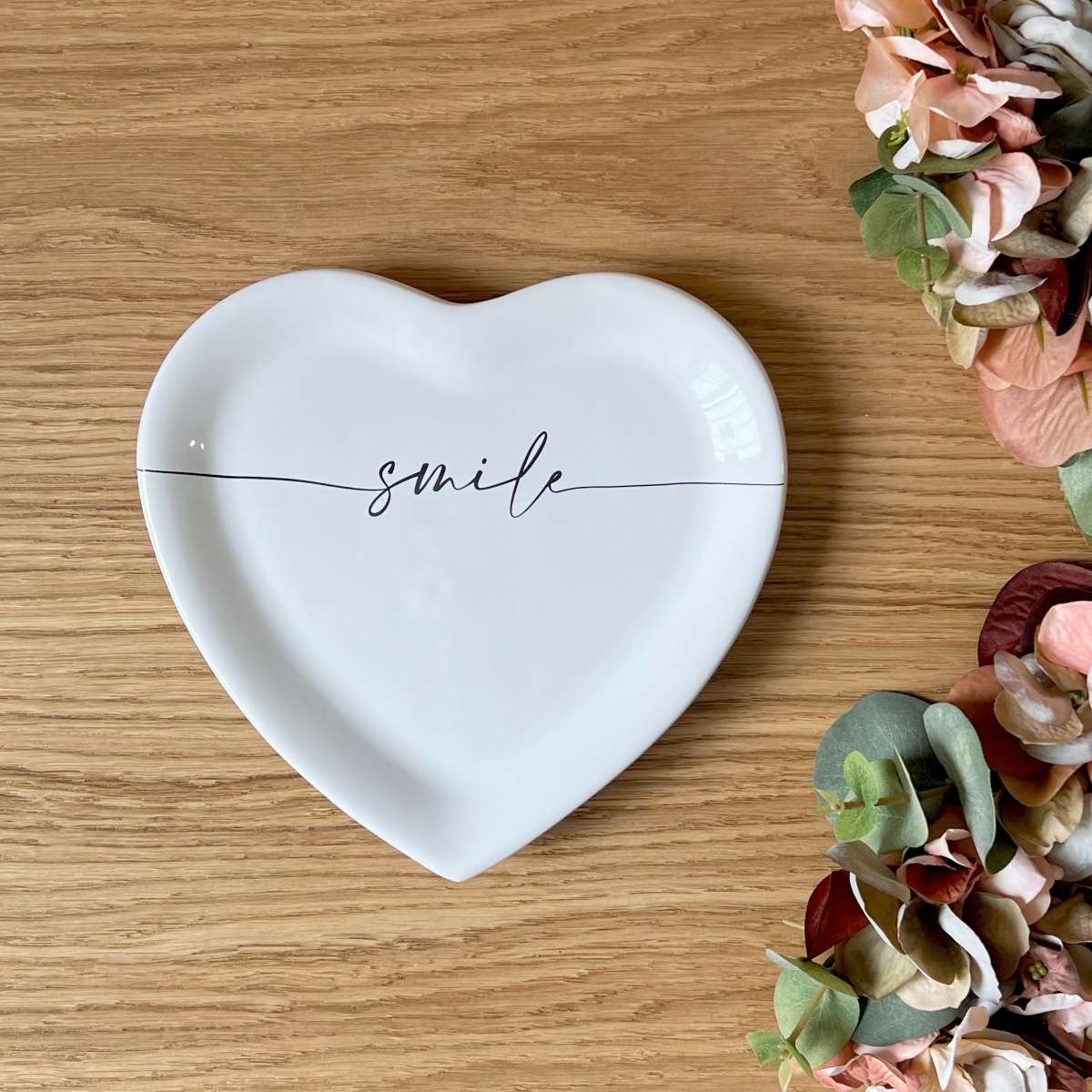 Immagine del prodotto Piatto a forma di Cuore in Ceramica con scritta Smile ø19x2 cm | Fiorditerra