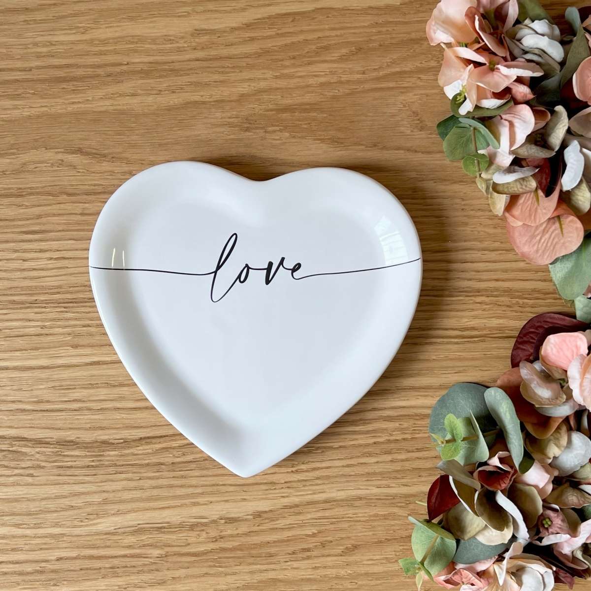 Immagine del prodotto Piatto a forma di Cuore in Ceramica con scritta Love ø19x2 cm | Fiorditerra