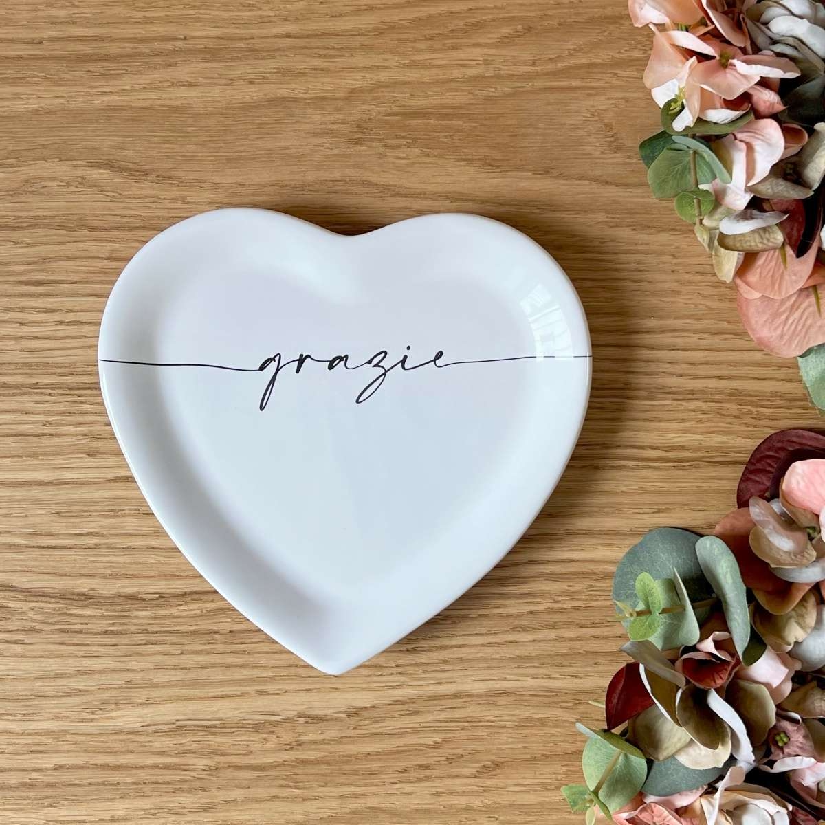 Immagine del prodotto Piatto a forma di Cuore in Ceramica con scritta Grazie ø19x2 cm | Fiorditerra