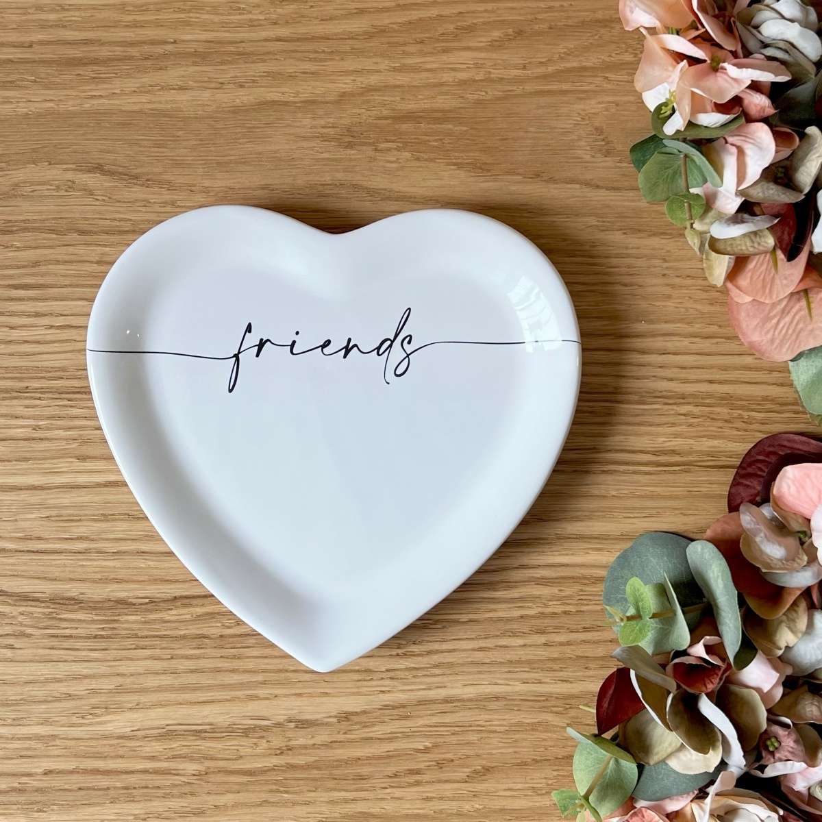 Immagine del prodotto Piatto a forma di Cuore in Ceramica con scritta Friends ø19x2 cm | Fiorditerra