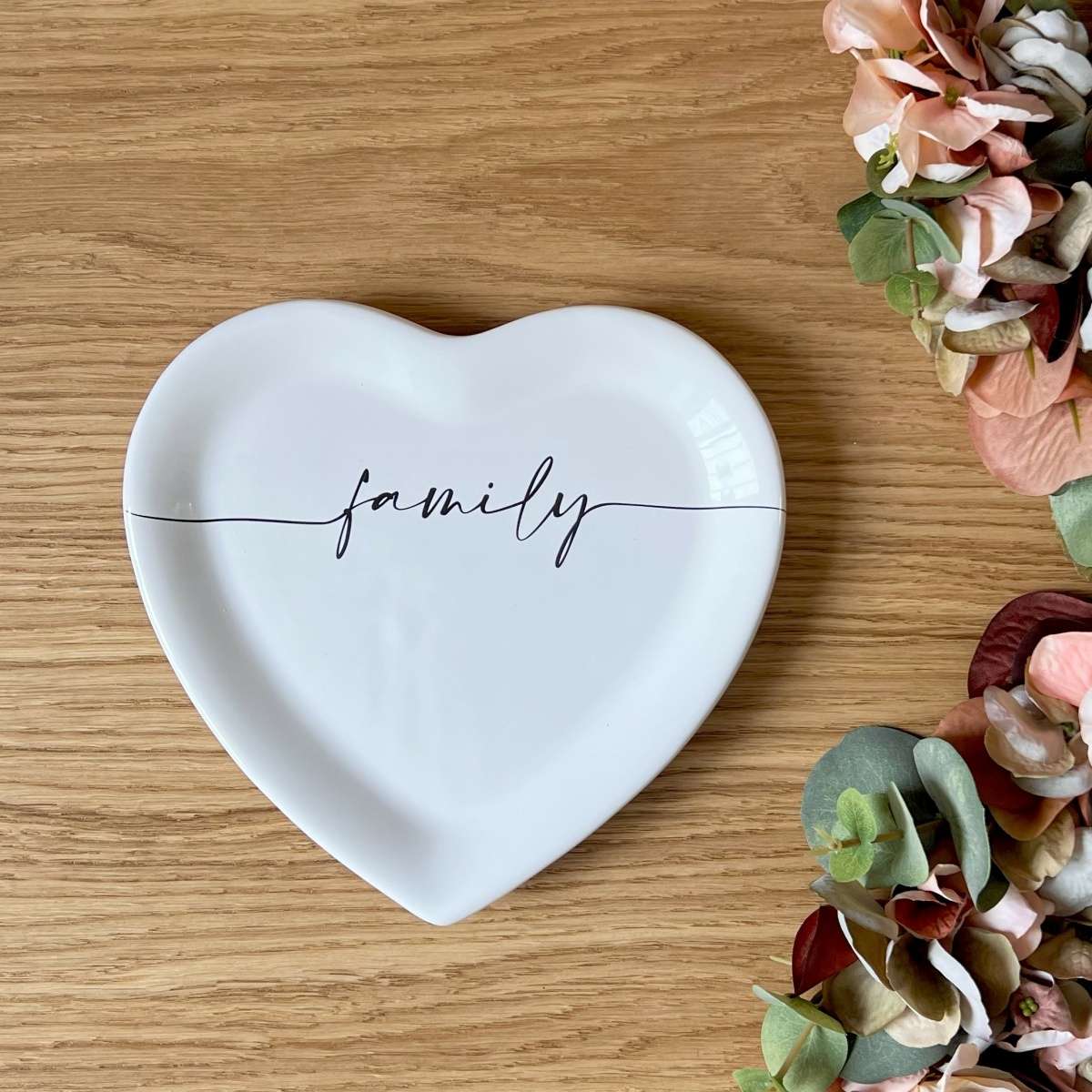 Immagine del prodotto Piatto a forma di Cuore in Ceramica con scritta Family ø19x2 cm | Fiorditerra