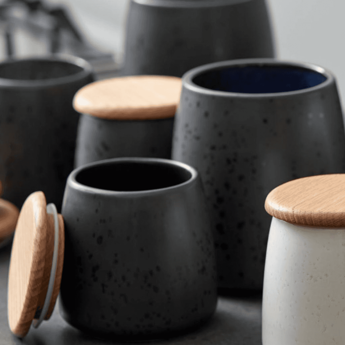 Immagine del prodotto Barattolo in Ceramica Scura grande
 con interno verde e tappo il legno | Bitz