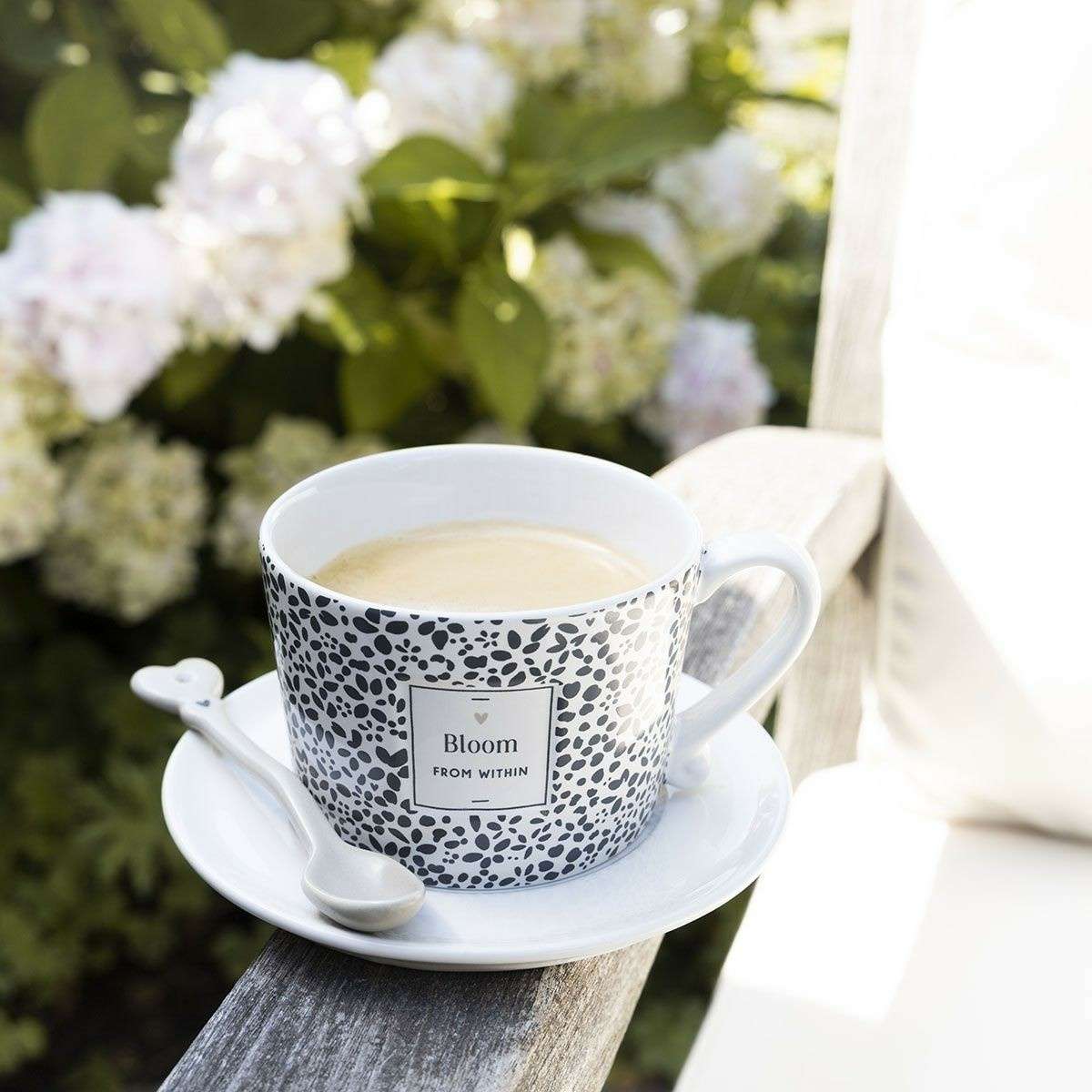 Immagine del prodotto Mug Flower Bloom from Within in Gres Porcellanato | Bastion Collections