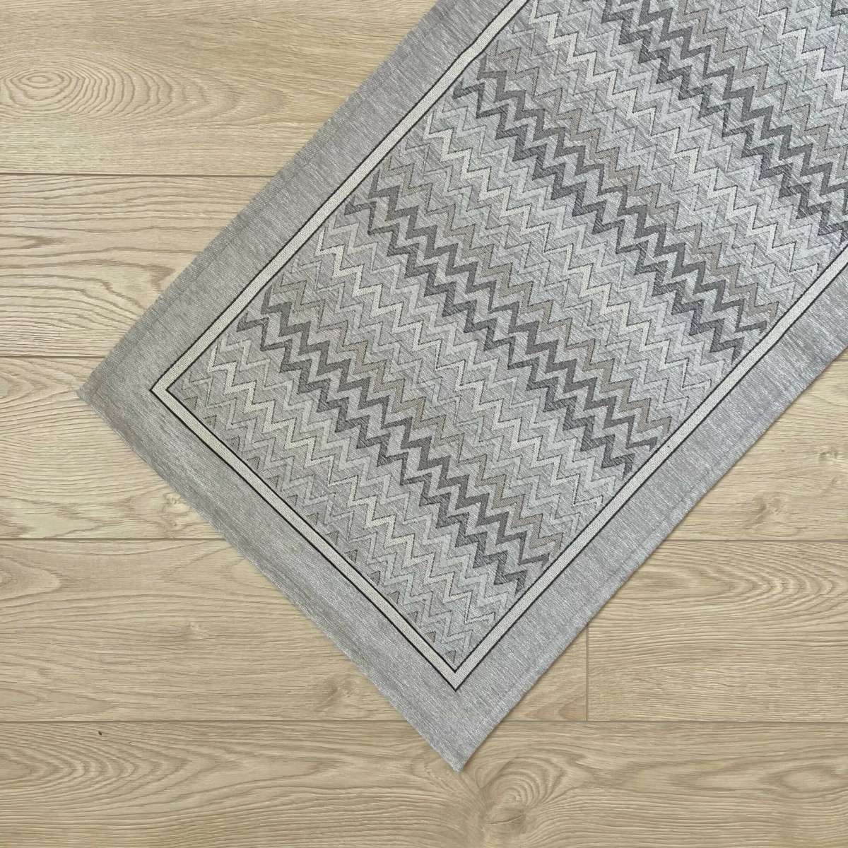 Tappeto Cucina Zig Zag Grigio Antiscivolo e Lavabile in Lavatrice | Pietro Zanetti Home Immagine del prodotto Tappeto Cucina Zig Zag Grigio Antiscivolo e Lavabile in Lavatrice | Pietro Zanetti Home