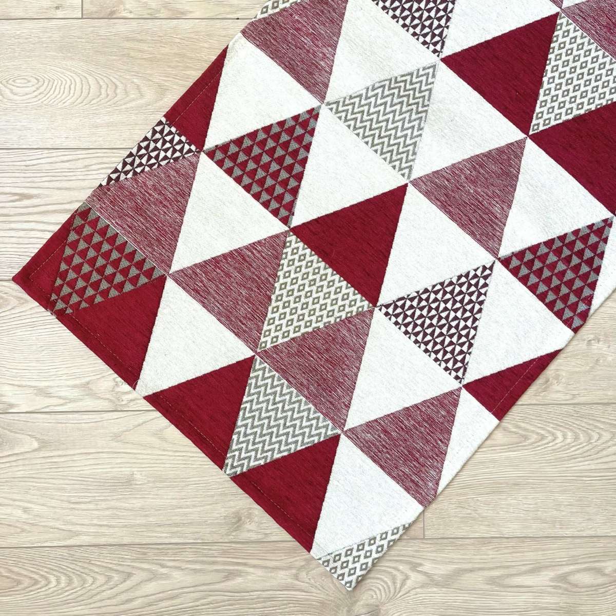 Tappeto Triangoli Rosso Antiscivolo e Lavabile in Lavatrice | Pietro Zanetti Home Immagine del prodotto Tappeto Triangoli Rosso Antiscivolo e Lavabile in Lavatrice | Pietro Zanetti Home