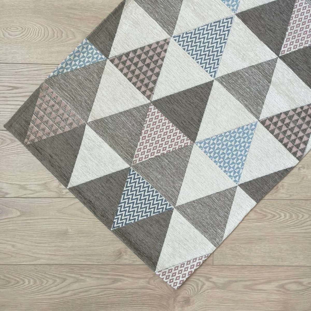 Tappeto Triangoli Grigio Caldo Antiscivolo e Lavabile in Lavatrice | Pietro Zanetti Home Immagine del prodotto Tappeto Triangoli Grigio Caldo Antiscivolo e Lavabile in Lavatrice | Pietro Zanetti Home