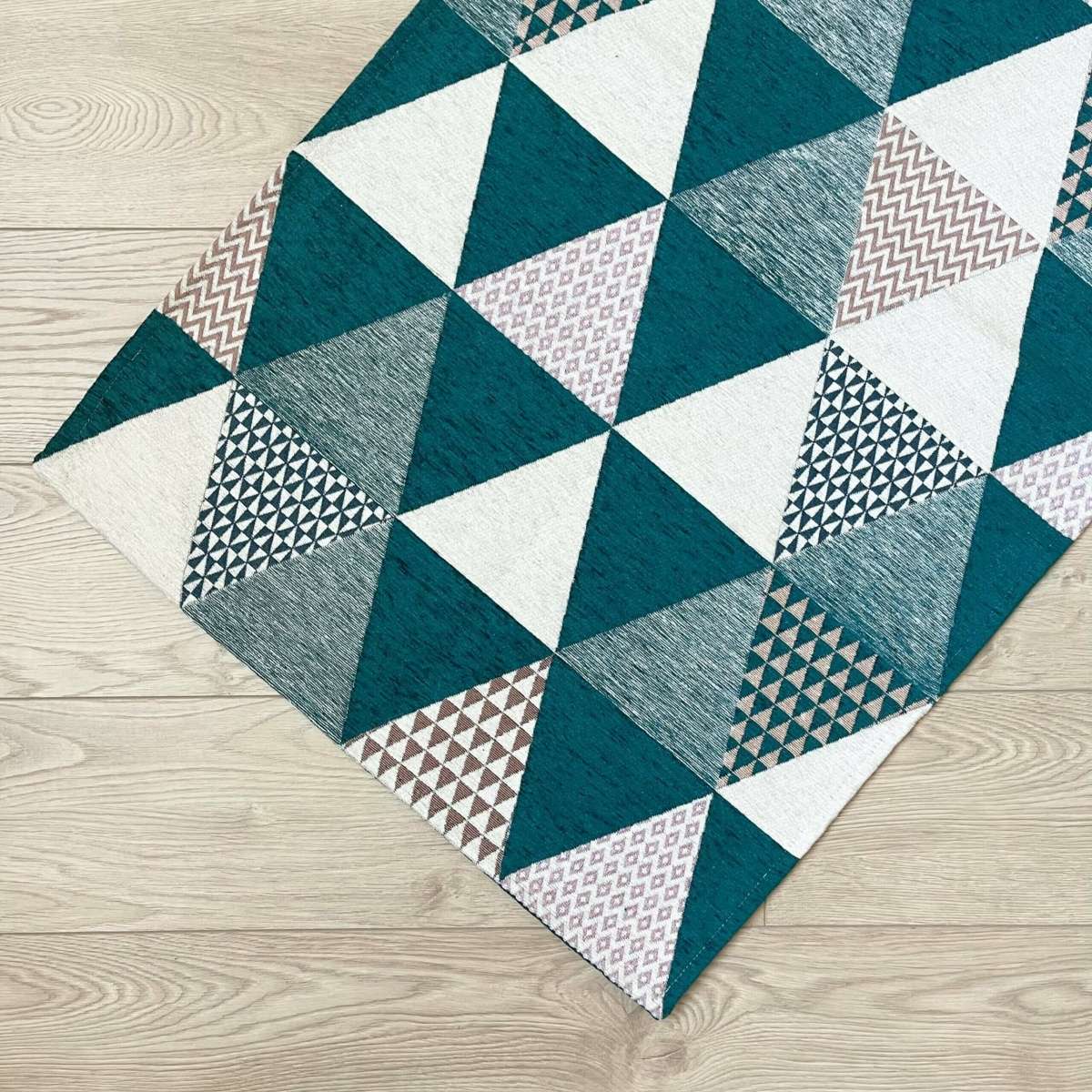 Tappeto Triangoli Petrolio Antiscivolo e Lavabile in Lavatrice | Pietro Zanetti Home Immagine del prodotto Tappeto Triangoli Petrolio Antiscivolo e Lavabile in Lavatrice | Pietro Zanetti Home