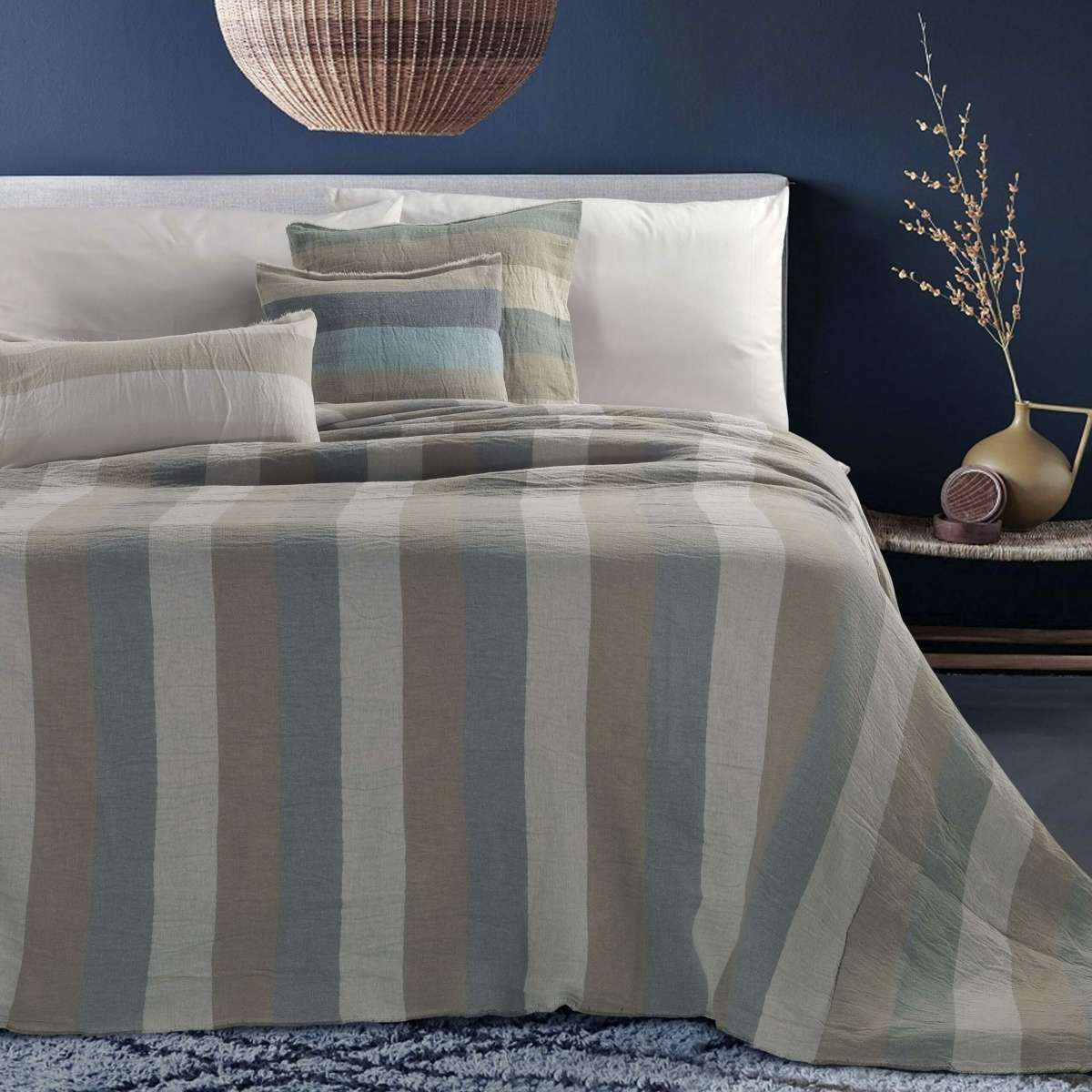 Copriletto Matrimoniale Ines Double Face Righe No Stiro - 3 Colori | Govina Biancheria per la Casa Immagine del prodotto Copriletto Matrimoniale Ines Double Face Righe No Stiro - 3 Colori | Govina Biancheria per la Casa