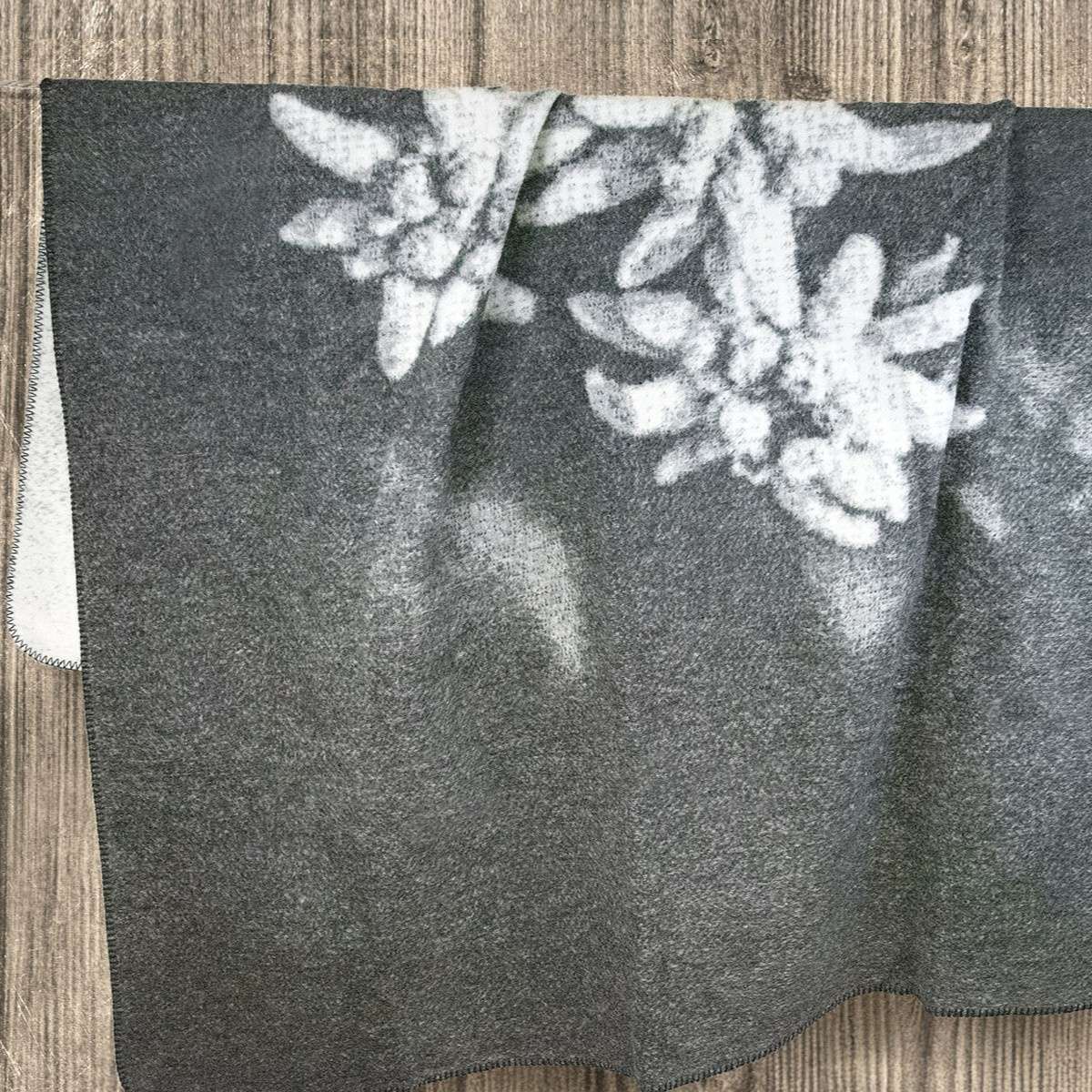 Coperta Singola Edelweiss Jacquard 150x200 cm - 2 Colori | Daunex Immagine del prodotto Coperta Singola Edelweiss Jacquard 150x200 cm - 2 Colori | Daunex