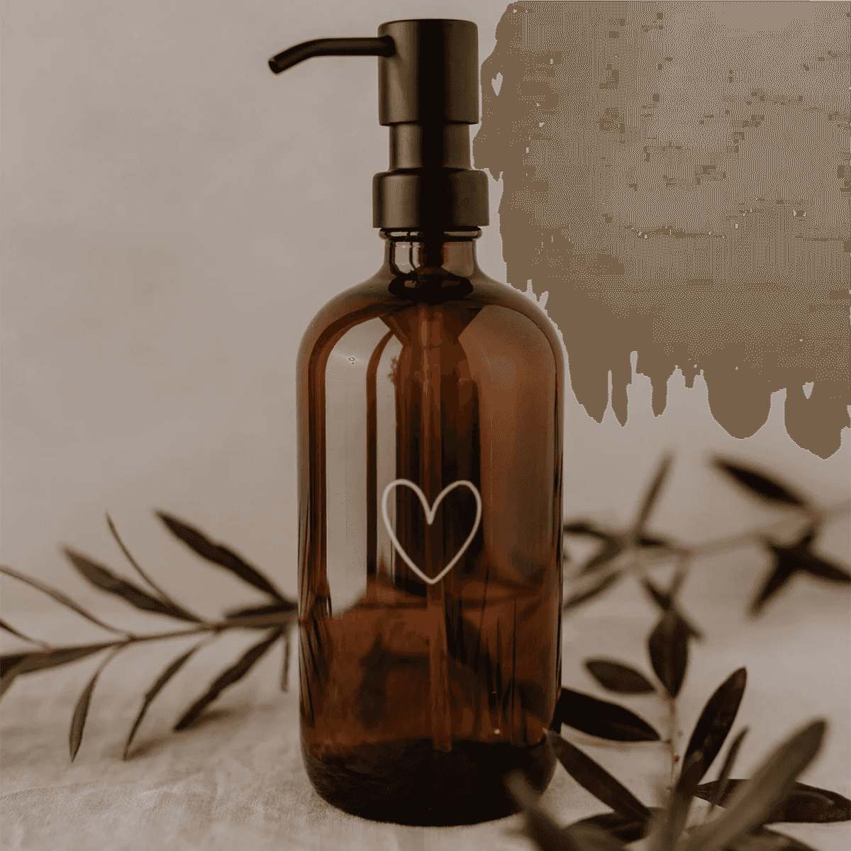 Dispenser Sapone in Vetro Ambrato Cuore (500ml) | Eulenschnitt Immagine del prodotto Dispenser Sapone in Vetro Ambrato Cuore (500ml) | Eulenschnitt
