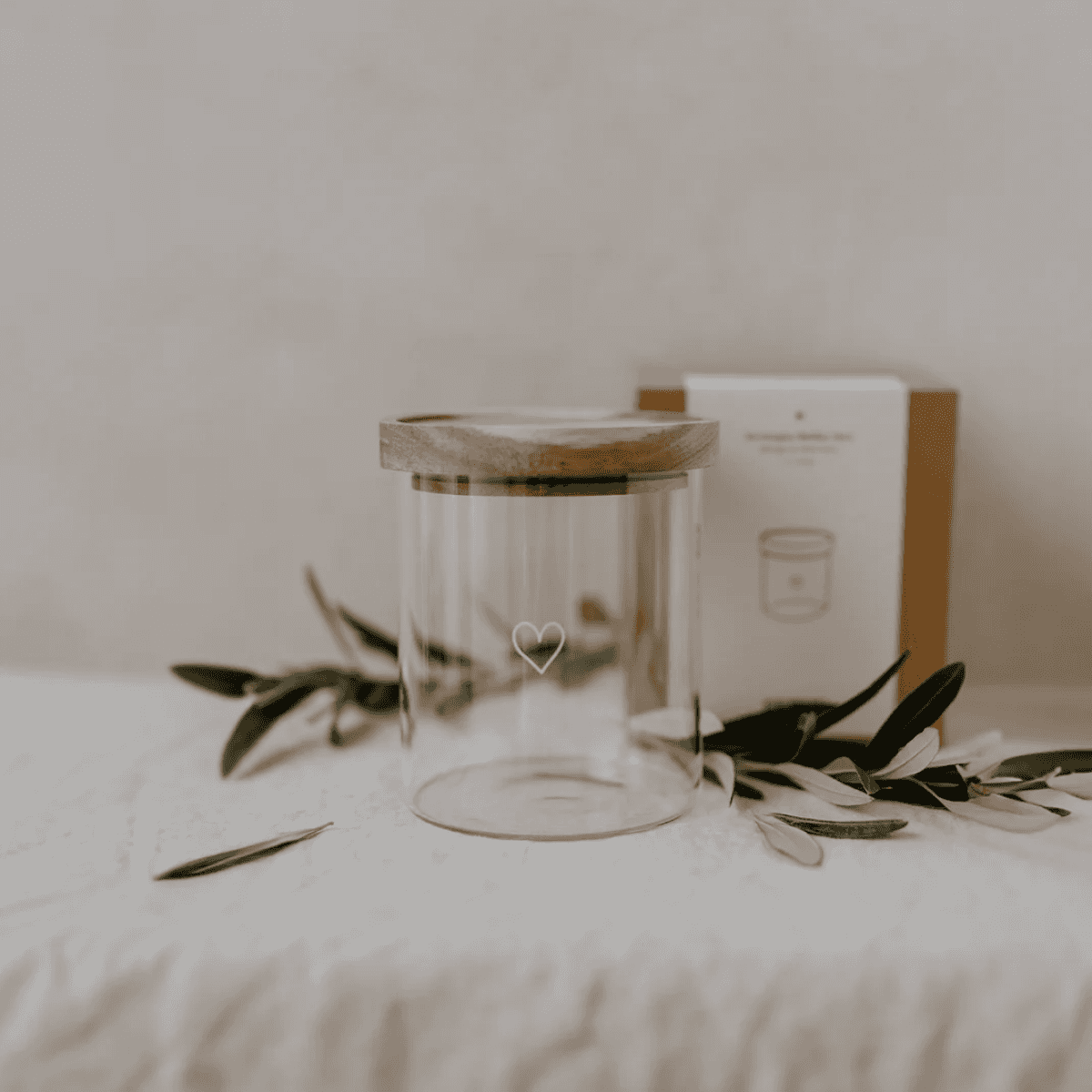 Barattolo in vetro con Coperchio in Acacia Cuore Inciso 13 cm | Eulenschnitt Immagine del prodotto Barattolo in vetro con Coperchio in Acacia Cuore Inciso 13 cm | Eulenschnitt
