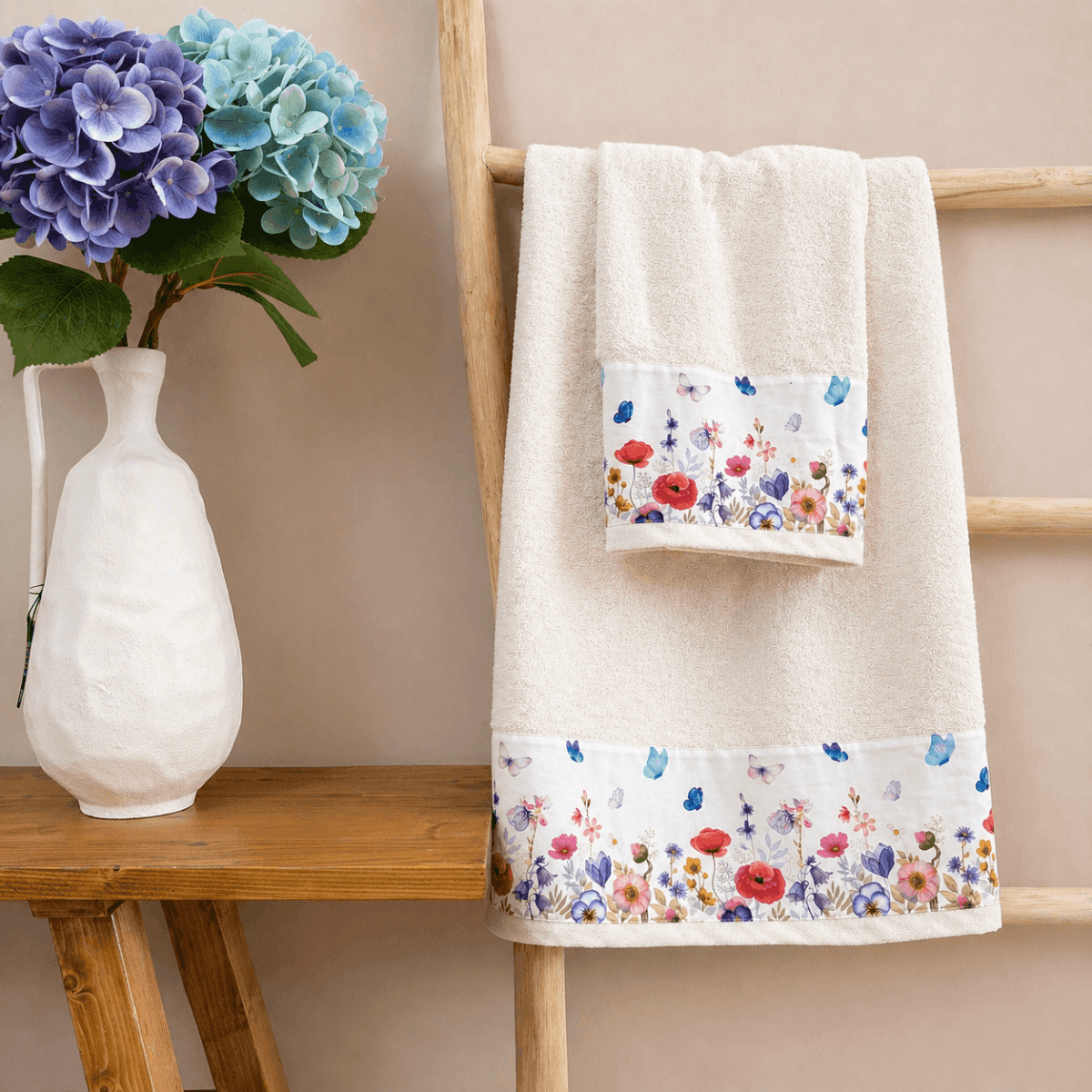 Set Asciugamani Bagno Fiori e Farfalle - 5 colori | Pietro Zanetti Home Immagine del prodotto Set Asciugamani Bagno Fiori e Farfalle - 5 colori | Pietro Zanetti Home