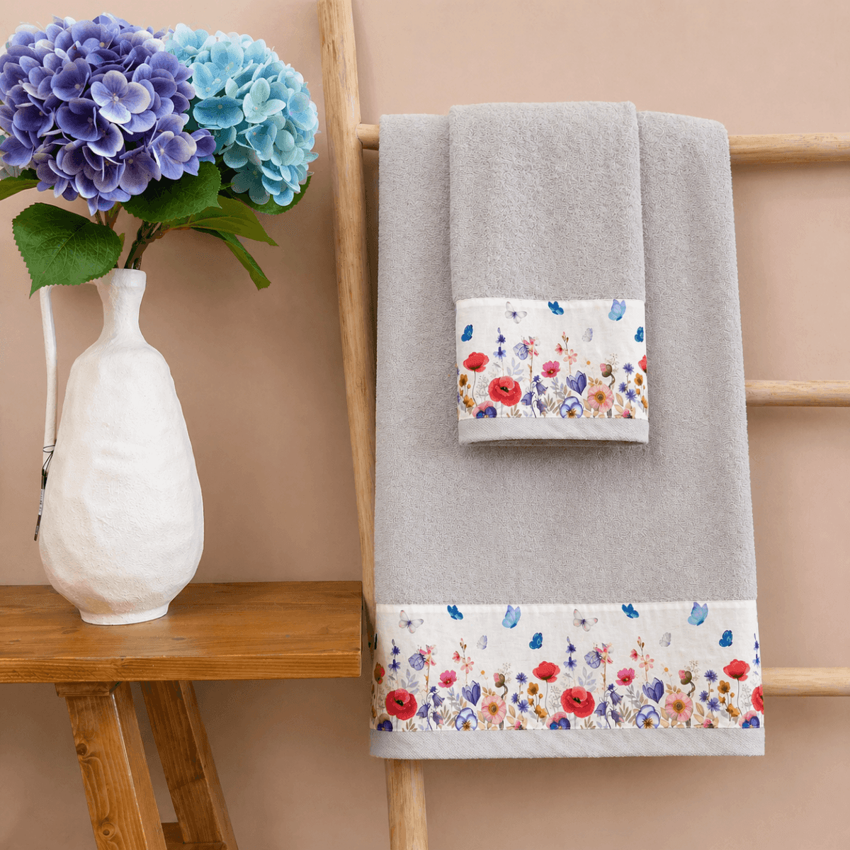 Set Asciugamani Bagno Fiori e Farfalle - 5 colori | Pietro Zanetti Home Immagine del prodotto Set Asciugamani Bagno Fiori e Farfalle - 5 colori | Pietro Zanetti Home