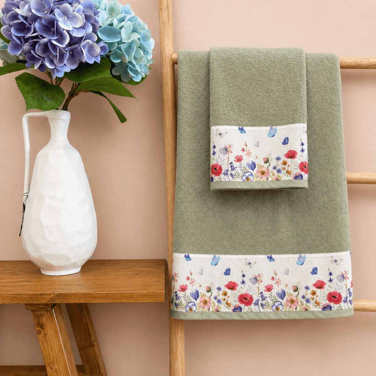 Set Asciugamani Bagno Fiori e Farfalle - 5 colori | Pietro Zanetti Home Immagine del prodotto Set Asciugamani Bagno Fiori e Farfalle - 5 colori | Pietro Zanetti Home
