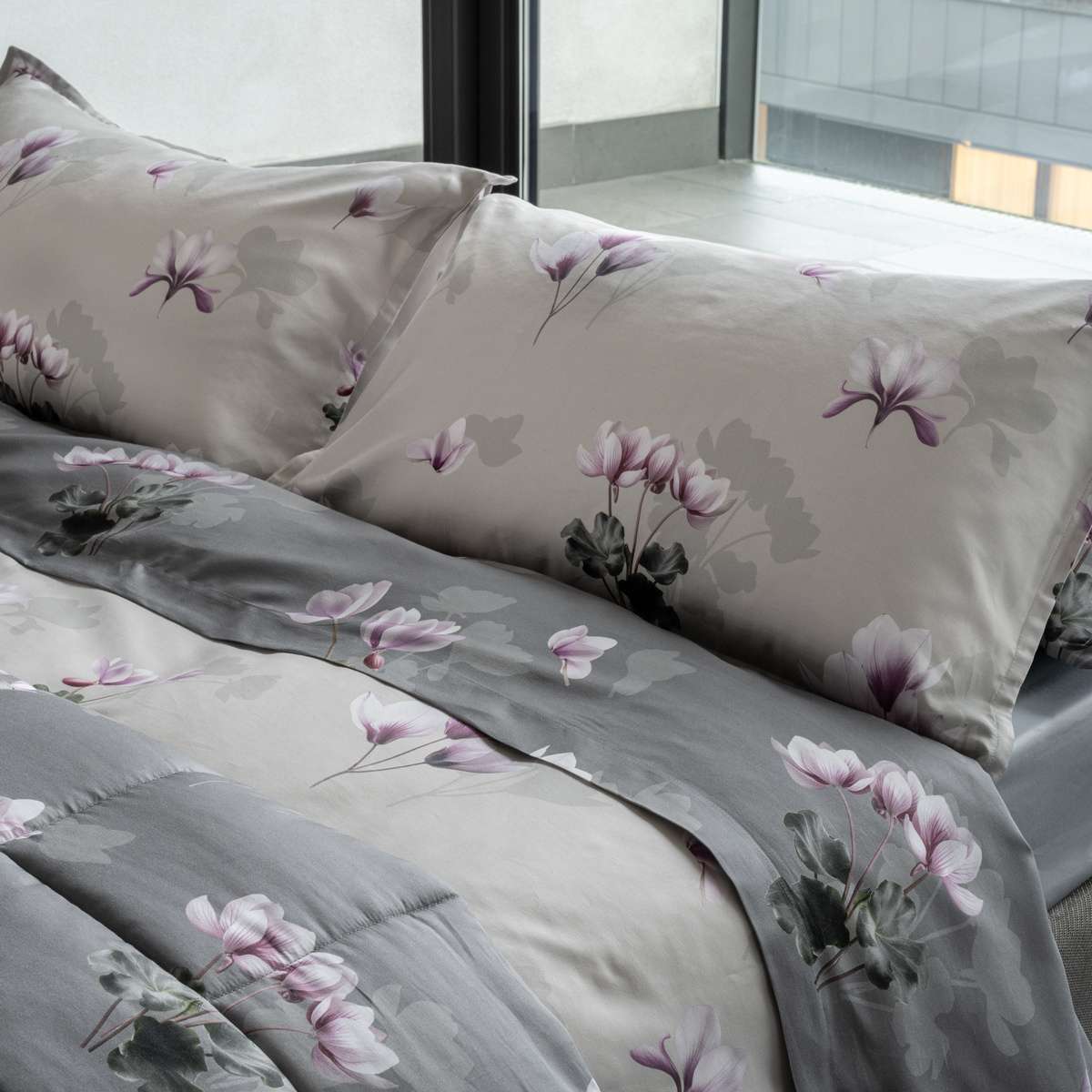 Completo Letto Matrimoniale Mindy in Raso di Puro Cotone - 2 Colori | Pietro Zanetti Home Immagine del prodotto Completo Letto Matrimoniale Mindy in Raso di Puro Cotone - 2 Colori | Pietro Zanetti Home