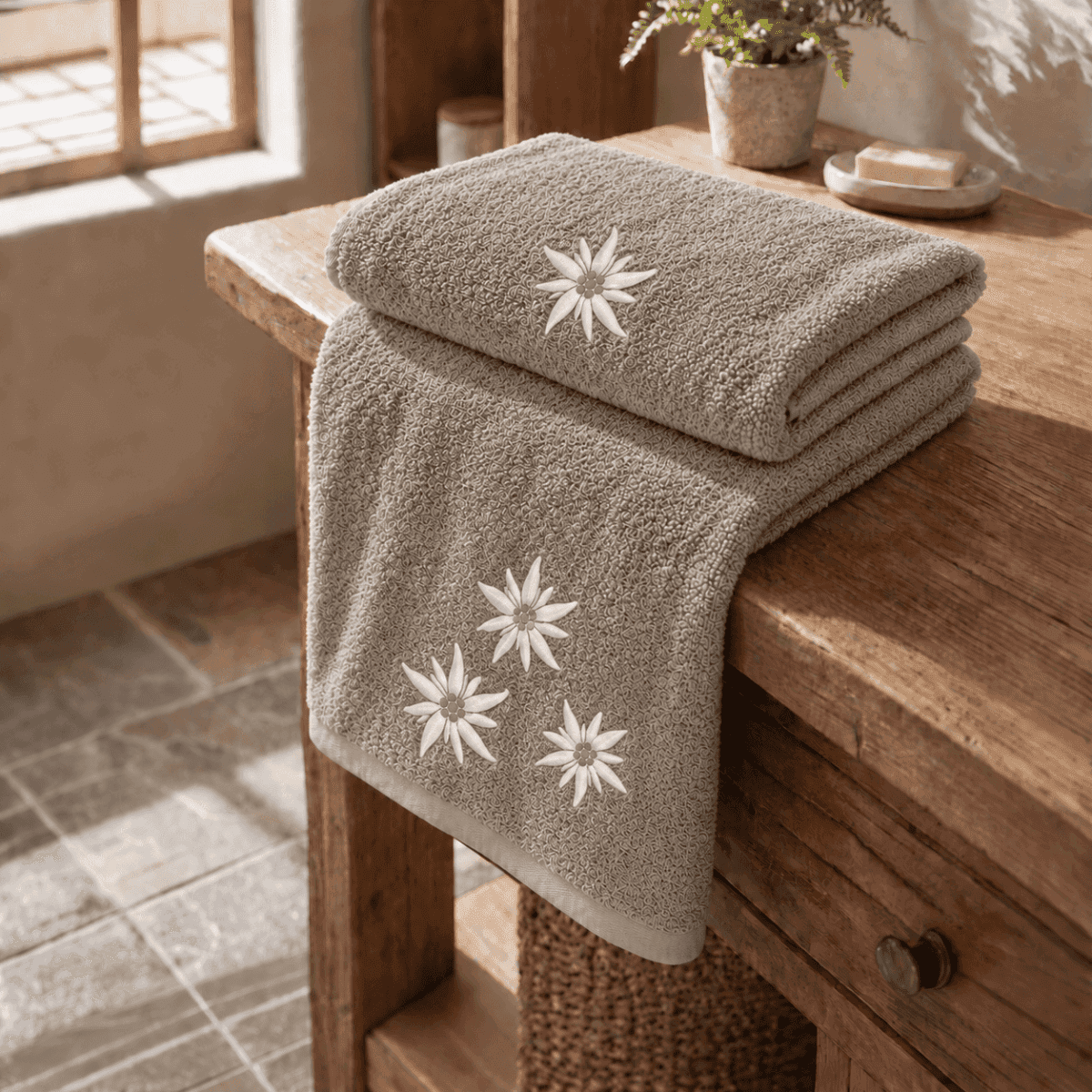 Set Asciugamani ricamati Edelweiss - 3 Colori | Daunex Immagine del prodotto Set Asciugamani ricamati Edelweiss - 3 Colori | Daunex
