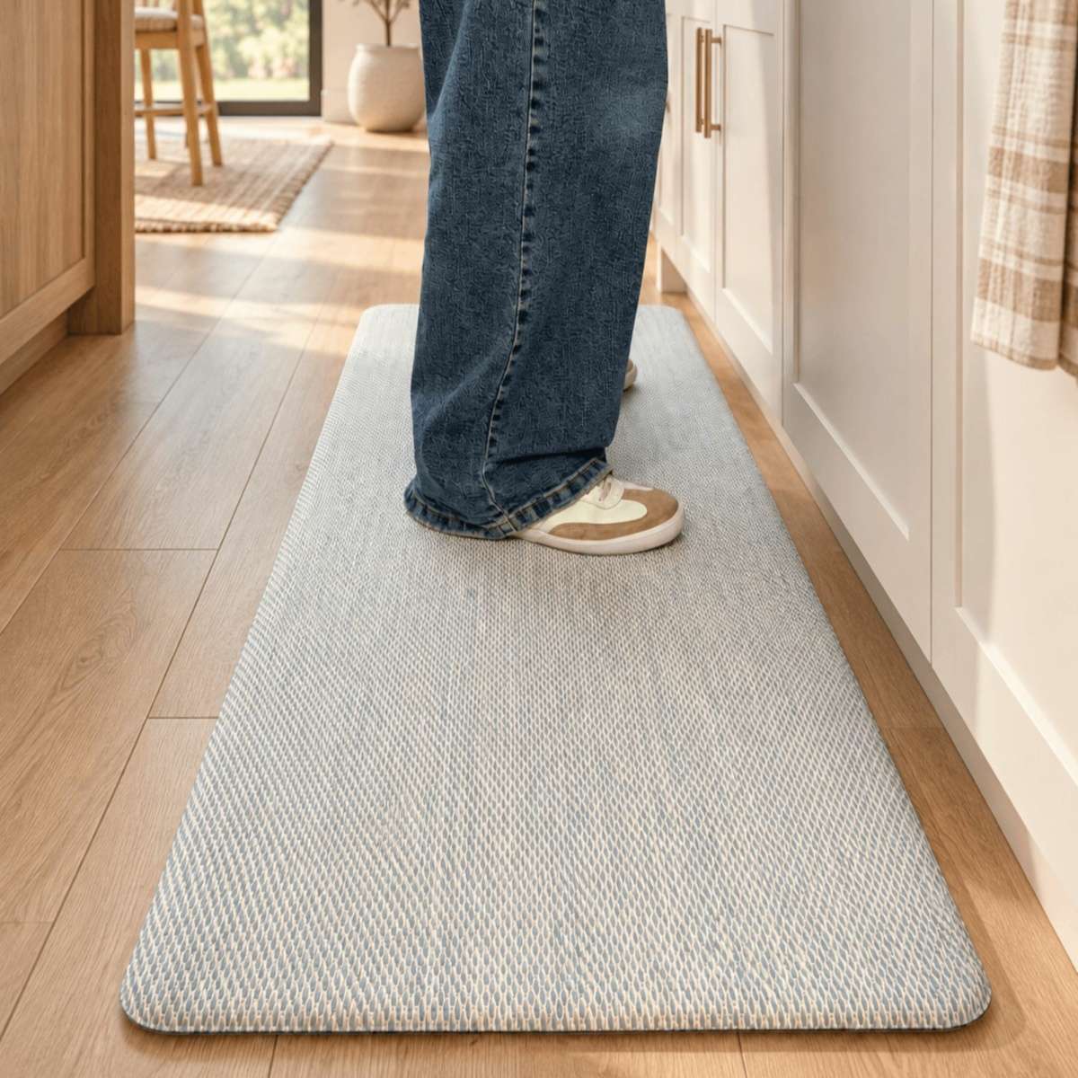 Tappeto Anti Fatica Greige Gold in Pvc - 4 Misure | Pietro Zanetti Home Immagine del prodotto Tappeto Anti Fatica Greige Gold in Pvc - 4 Misure | Pietro Zanetti Home