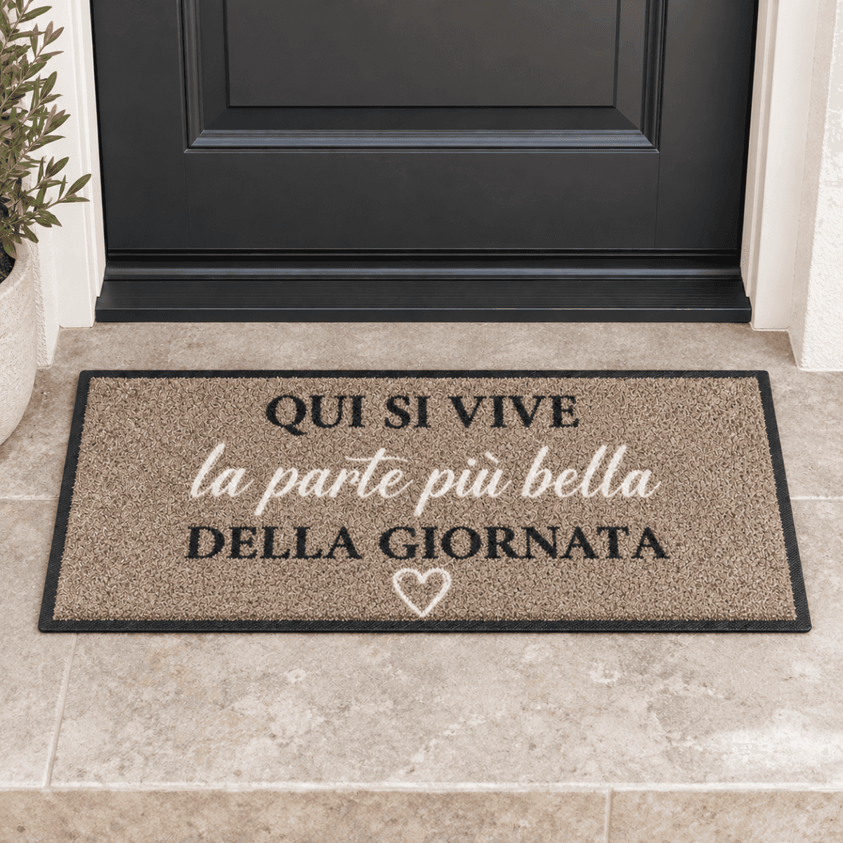 Tappeto In-Outdoor "Qui si Vive la Parte più Bella della Giornata" 30x75cm | Pietro Zanetti Home Immagine del prodotto Tappeto In-Outdoor "Qui si Vive la Parte più Bella della Giornata" 30x75cm | Pietro Zanetti Home