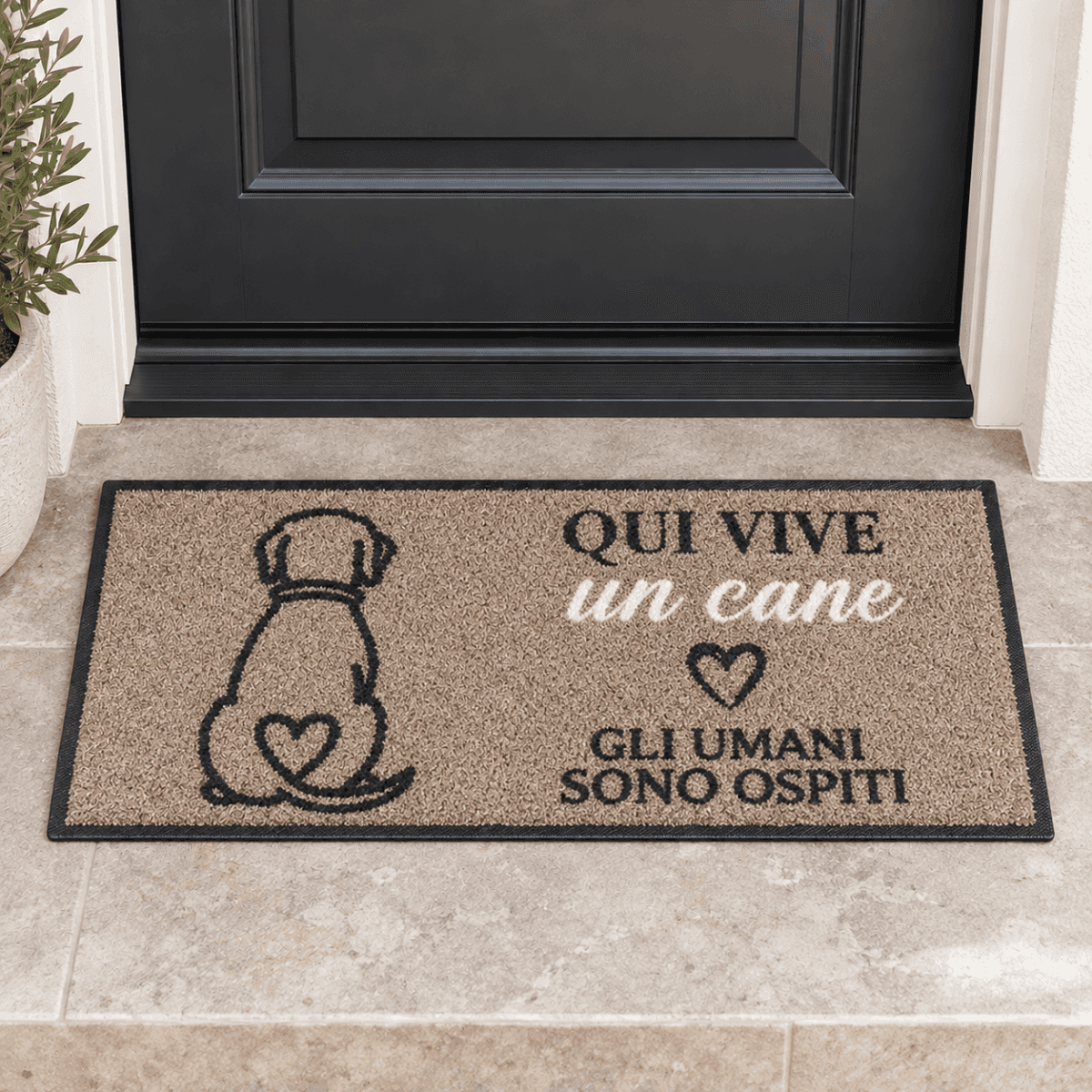 Tappeto In-Outdoor "Qui Vive un Cane.. Gli Umani sono Ospiti" 30x75cm | Pietro Zanetti Home Immagine del prodotto Tappeto In-Outdoor "Qui Vive un Cane.. Gli Umani sono Ospiti" 30x75cm | Pietro Zanetti Home